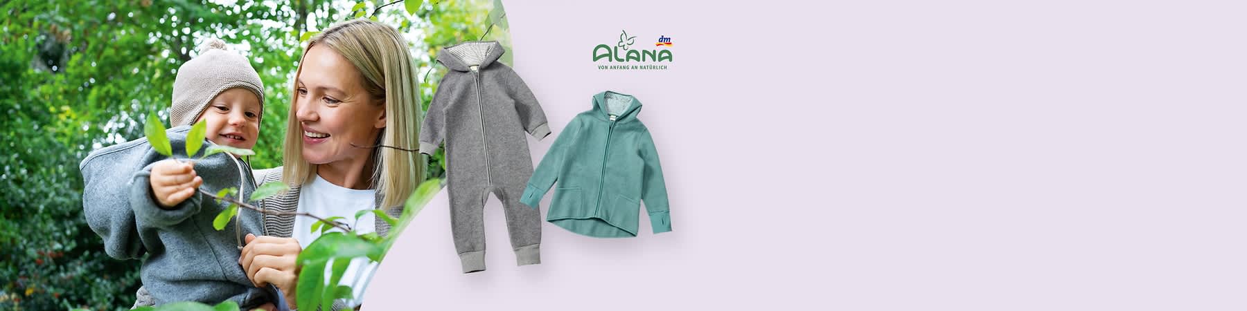 Baby in grauem Overall mit Reißverschluss und Kapuze sowie grüner Kinderjacke vorne, links Mutter hält Kleinkind im Wald, oben rechts Logo „Alana von Anfang an natürlich“