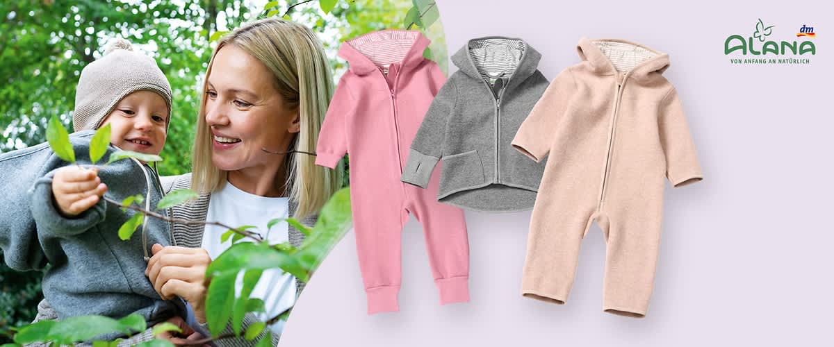 Links ein Kind in grauem Kapuzenpullover, rechts drei Babyanzüge in Rosa, Beige und Grau, oben rechts das Logo von Alana