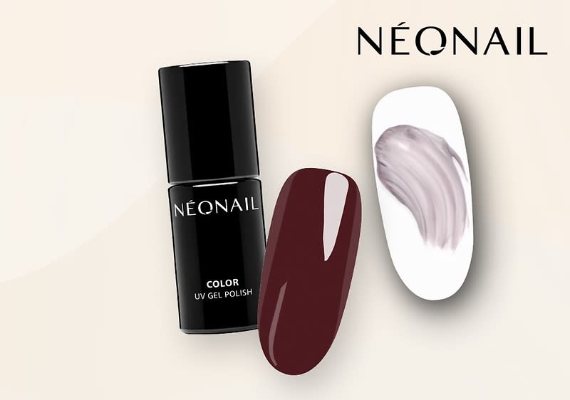 Eine schwarze Flasche mit der Aufschrift „NEONAIL Color UV Gel Polish“ neben zwei Nageldesigns, eines in dunklem Rot und eines mit grauem Pinselstrich auf weißem Hintergrund