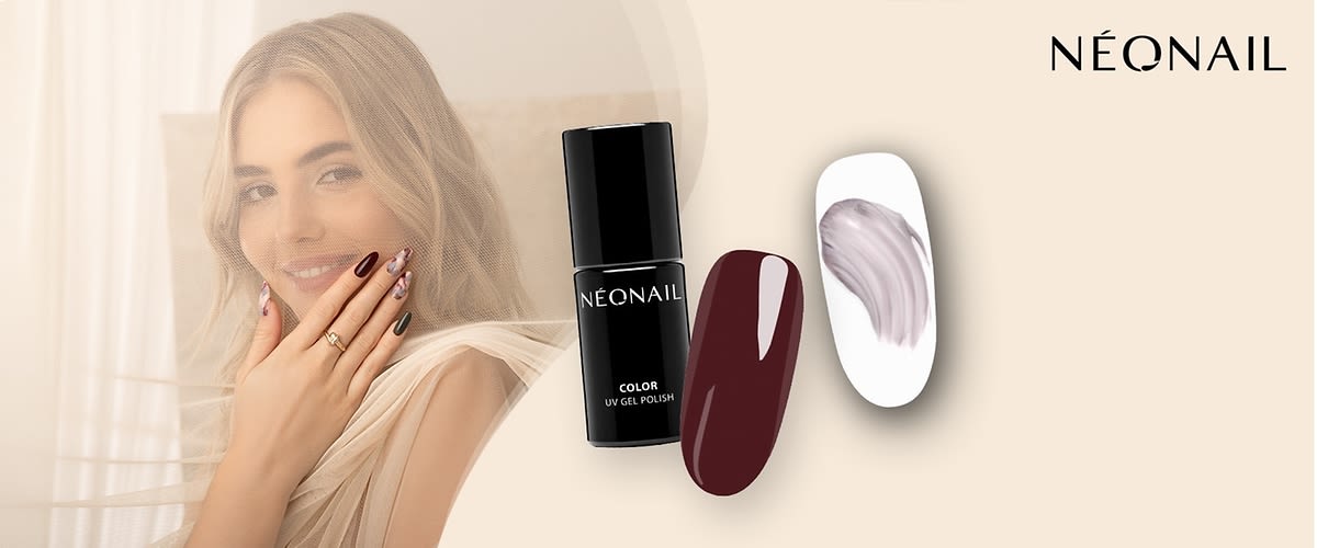 Eine schwarze Flasche mit der Aufschrift „NEONAIL Color UV Gel Polish“ neben zwei Nageldesigns, eines in dunklem Rot und eines mit grauem Pinselstrich auf weißem Hintergrund