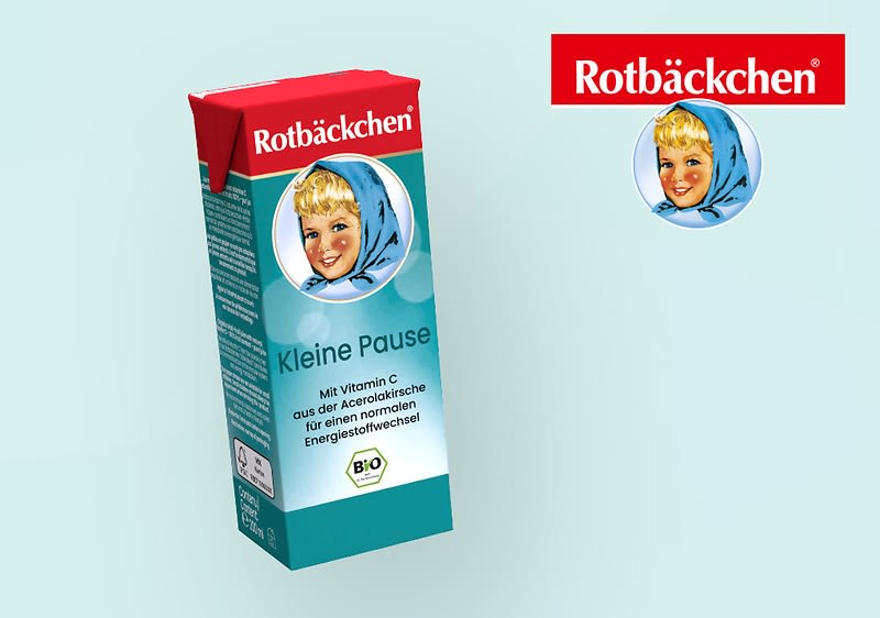 Eine rot-grüne Getränkekartonschachtel mit der Aufschrift „Rotbäckchen Kleine Pause“ und „Mit Vitamin C aus der Acerolakirsche für einen normalen Energiestoffwechsel“, daneben das Logo von Rotbäckchen