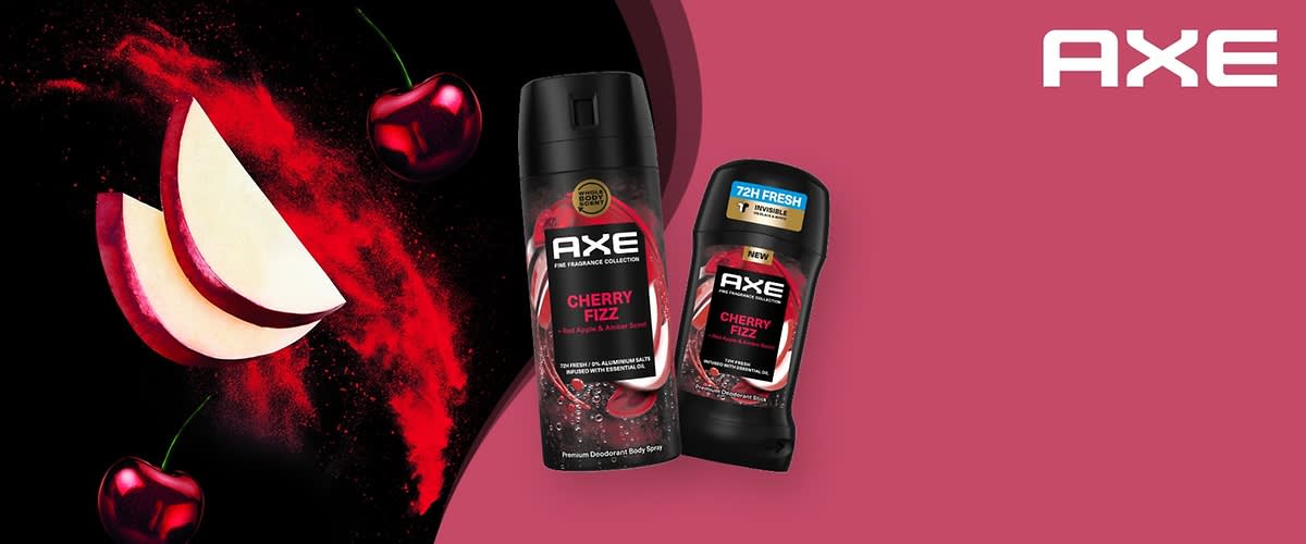 Zwei Produktverpackungen von AXE mit der Aufschrift „Cherry Fizz“ auf rotem Hintergrund, links eine rote Duschgel-Flasche und rechts ein schwarzes Deospray