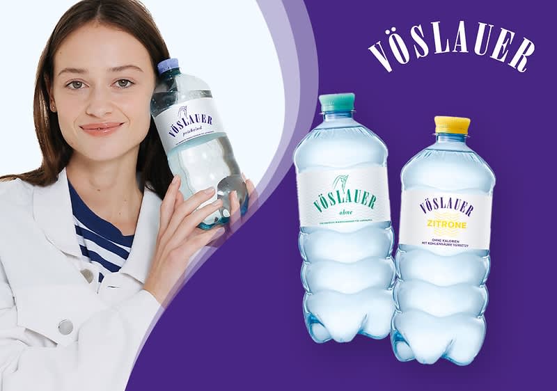 Zwei Vöslauer Mineralwasserflaschen, eine mit der Aufschrift „Zitrone“ und eine mit „Vöslauer“, daneben das Vöslauer-Logo