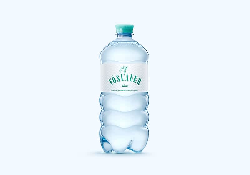 Eine transparente Plastikflasche mit einem türkisfarbenen Deckel und einem weißen Etikett, auf dem „Vöslauer“ in türkisfarbener Schrift steht