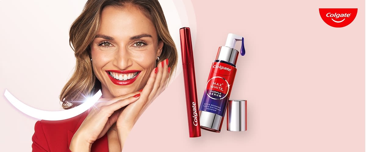 Eine rote Verpackung mit der Aufschrift „Colgate“ und ein lila Serum-Fläschchen mit der Aufschrift „Max White Purple Serum“ auf einem hellen Hintergrund, oben rechts das Logo von Colgate