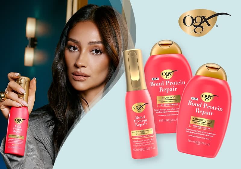 Drei rote Flaschen der Marke OGX mit goldenen Verschlüssen, Aufschrift „Bond Protein Repair“, eine Shampoo-Flasche, eine Conditioner-Flasche und ein Spray, daneben das OGX-Logo
