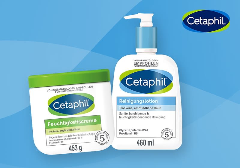 Eine grüne und weiße Verpackung der Cetaphil Feuchtigkeitscreme mit der Aufschrift „Trockene, empfindliche Haut“ neben einer weißen Flasche der Cetaphil Reinigungslotion mit blauem Etikett und Pumpverschluss, ebenfalls für „Trockene, empfindliche Haut“. Beide Produkte sind auf einem blauen Hintergrund platziert.