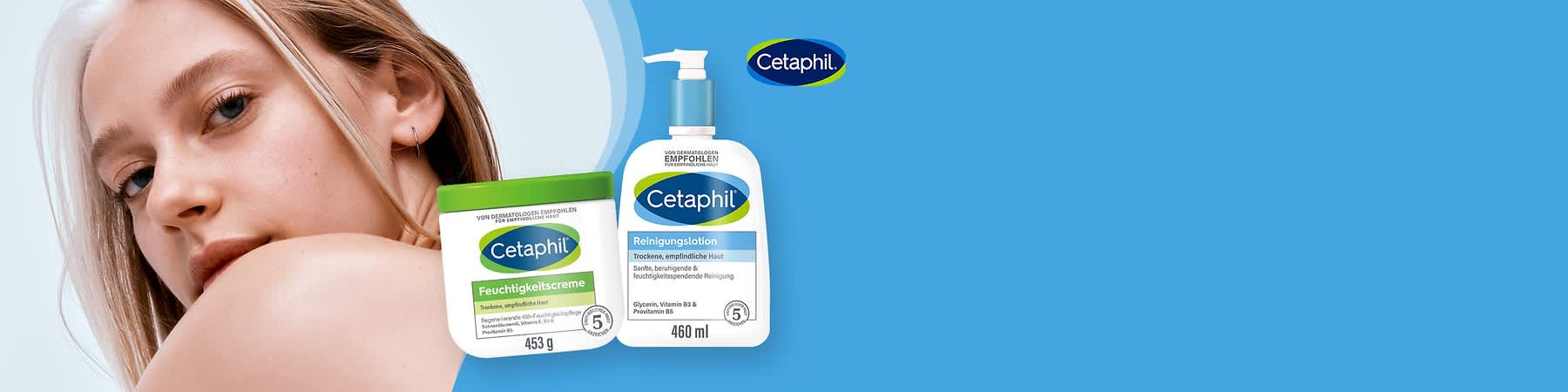 Eine grüne und weiße Verpackung der Cetaphil Feuchtigkeitscreme mit der Aufschrift „Trockene, empfindliche Haut“ neben einer weißen Flasche der Cetaphil Reinigungslotion mit blauem Etikett und Pumpverschluss, ebenfalls für „Trockene, empfindliche Haut“. Beide Produkte sind auf einem blauen Hintergrund platziert.