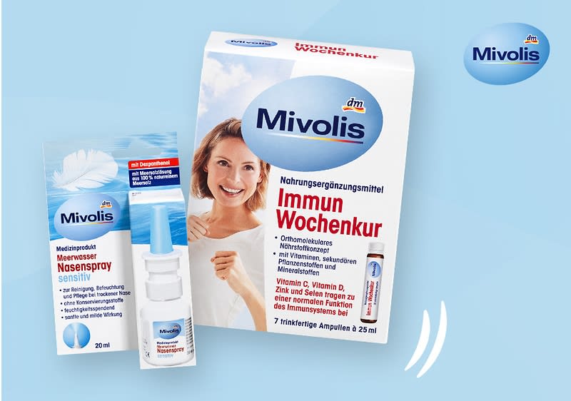 Eine Verpackung der Marke Mivolis mit der Aufschrift „Immun Wochenkur“ und „Vitamin C, Vitamin D, Zink und Selen tragen zu einer normalen Funktion des Immunsystems bei“. Daneben ein Nasenspray mit der Aufschrift „Mivolis Meerwasser Nasenspray“ und „Zur Befeuchtung und Reinigung der Nasenschleimhaut“