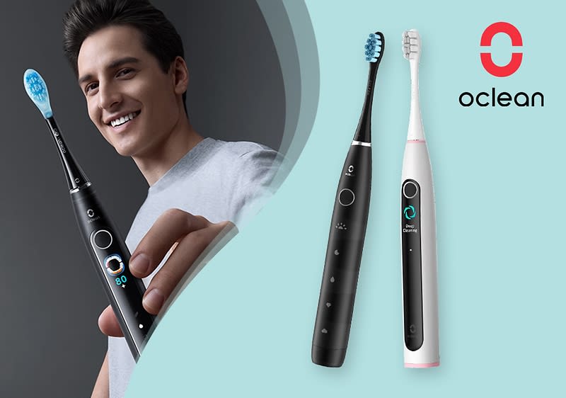 Zwei elektrische Zahnbürsten, eine schwarze und eine weiße, mit digitalem Display und blauen Borsten, daneben das Oclean-Logo