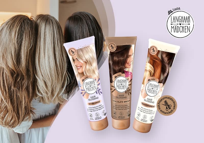 Drei Frauen mit langen Haaren stehen nebeneinander, die Köpfe leicht geneigt. Vor ihnen sind drei Haarpflegeprodukte von Langhaarmädchen zu sehen. Die Verpackungen sind in den Farben Lila, Braun und Weiß gehalten, mit der Aufschrift „Hair Glossing“. Oben rechts das Logo von Langhaarmädchen mit dem Text „das liebt Langhaarmädchen“