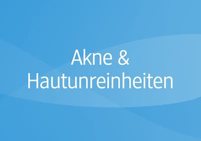 Der Teaser zeigt hellblauen Hintergrund mit dem weißen Text „Akne & Hautunreinheiten“ und springt auf das Sortiment