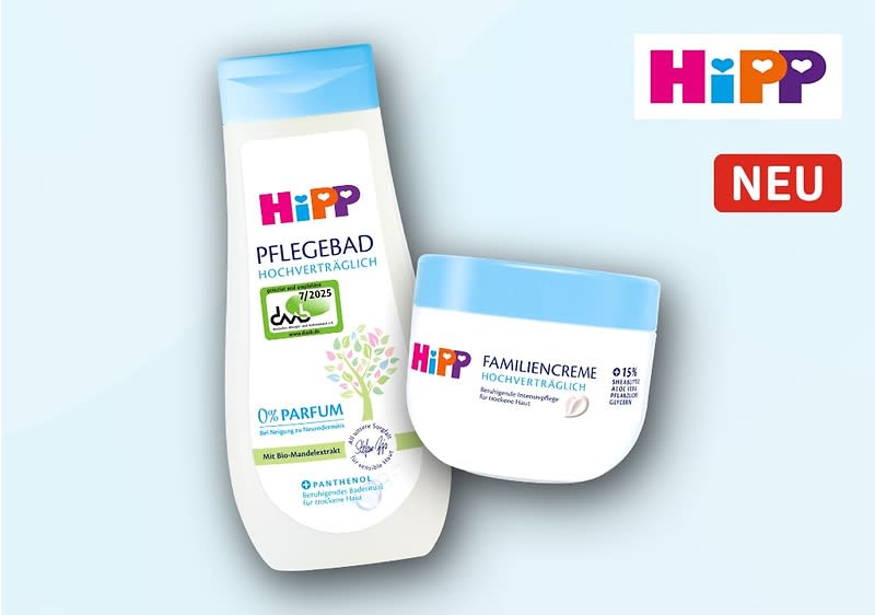 Eine weiße Flasche Pflegebad und eine weiße Dose Familiencreme der Marke HiPP, beide mit blauen Deckeln und der Aufschrift „Hochverträglich“