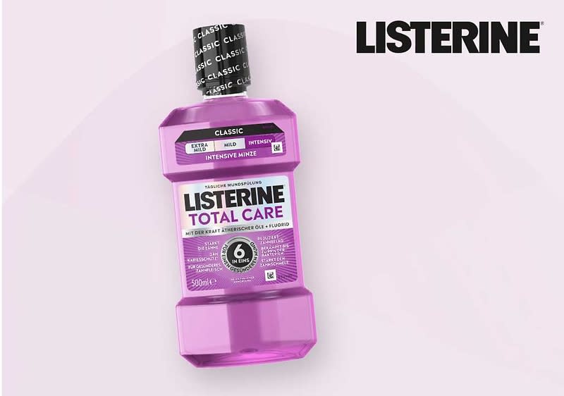 Eine lila Mundspülungsflasche mit der Aufschrift „Listerine Total Care Zahn-Schutz“ und „5x effektiver als Zahnseide“. Daneben ein Testsieger-Siegel Stiftung Warentest Testsieger: LISTERINE® Total Care Zahn-Schutz; Sehr gut (1,4), Ausgabe 03/2025; 20 Mundspülungen im Test