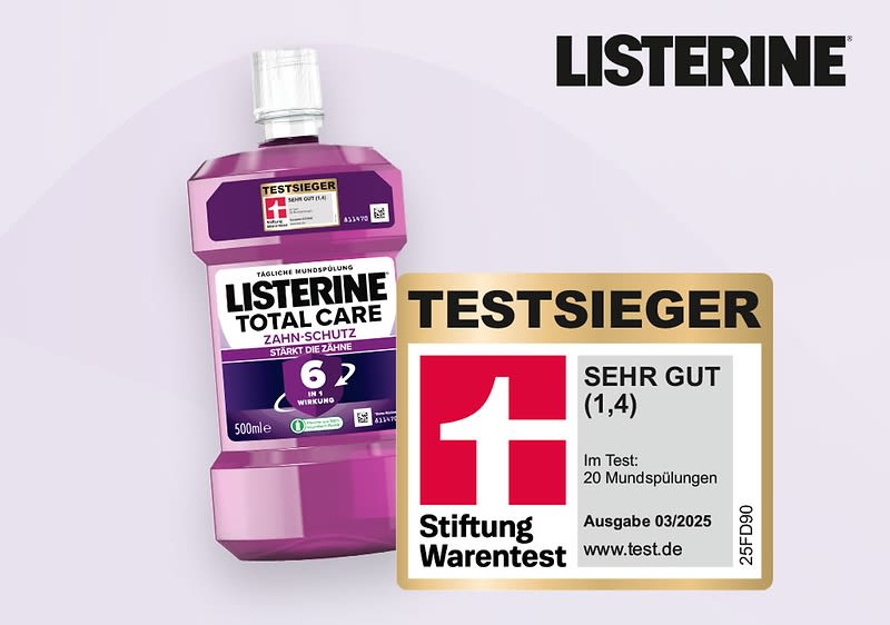 Eine lila Mundspülungsflasche mit der Aufschrift „Listerine Total Care Zahn-Schutz“ und „5x effektiver als Zahnseide“. Daneben ein Testsieger-Siegel Stiftung Warentest Testsieger: LISTERINE® Total Care Zahn-Schutz; Sehr gut (1,4), Ausgabe 03/2025; 20 Mundspülungen im Test