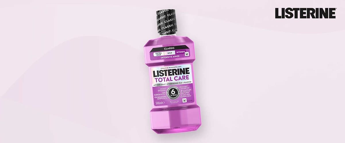 Eine lila Mundspülungsflasche mit der Aufschrift „Listerine Total Care Zahn-Schutz“ und „5x effektiver als Zahnseide“. Daneben ein Testsieger-Siegel Stiftung Warentest Testsieger: LISTERINE® Total Care Zahn-Schutz; Sehr gut (1,4), Ausgabe 03/2025; 20 Mundspülungen im Test