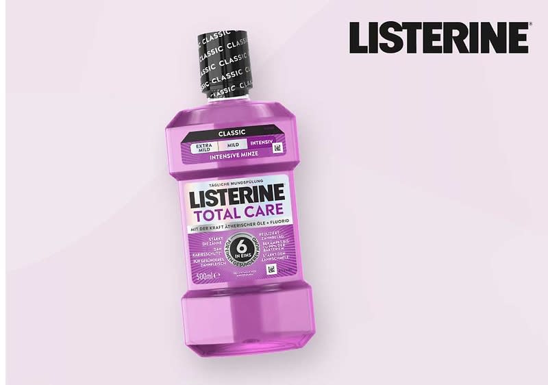Eine lila Mundspülungsflasche von Listerine mit der Aufschrift „Listerine Total Care Zahnschutz“ und „5x effektiver als andere Mundspülungen“, daneben ein Testsieger-Siegel von Stiftung Warentest Testsieger: LISTERINE® Total Care Zahn-Schutz; Sehr gut (1,4), Ausgabe 03/2025; 20 Mundspülungen im Test 