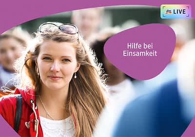 Eine Frau mit Sonnenbrille und roter Jacke, daneben ein lila Textfeld mit der Aufschrift „Hilfe bei Einsamkeit“