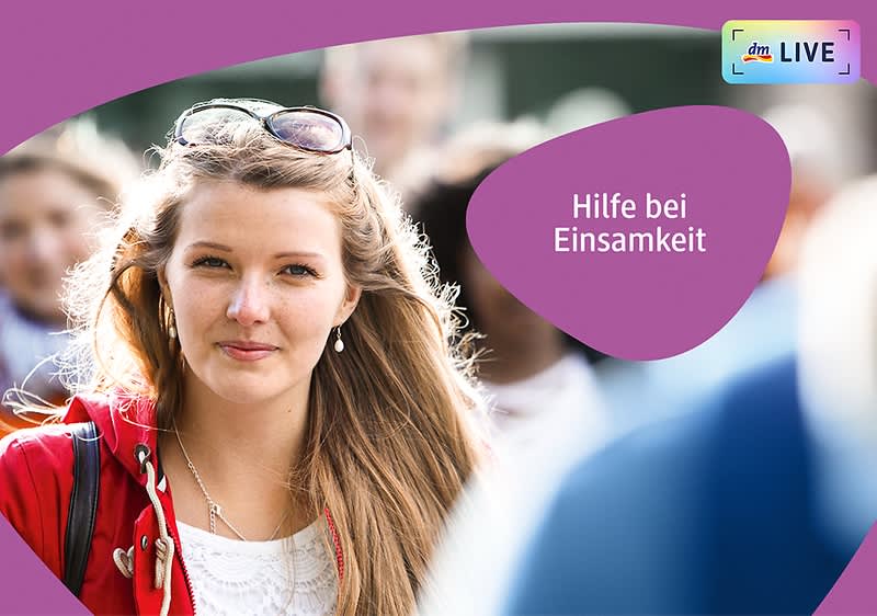 Eine Frau mit Sonnenbrille und roter Jacke, daneben ein lila Textfeld mit der Aufschrift „Hilfe bei Einsamkeit“