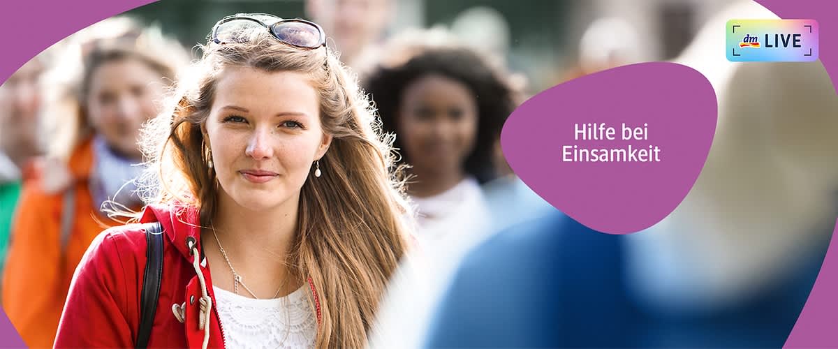 Eine Frau mit Sonnenbrille und roter Jacke, daneben ein lila Textfeld mit der Aufschrift „Hilfe bei Einsamkeit“