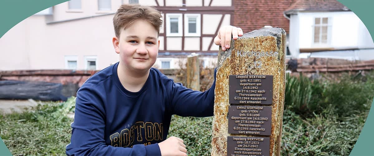Foto von Luke Schaaf vor der Erinnerungsstele Familie Wertheim in Londorf