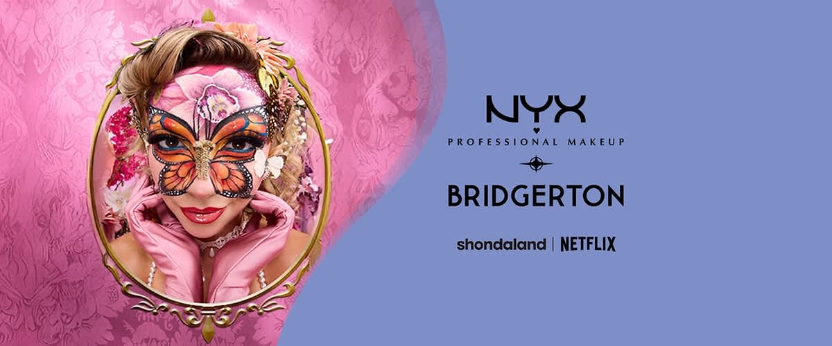 Eine lilafarbene Verpackung mit der Aufschrift „Sparkle from within“ enthält zwei rosa Lidschatten. Daneben steht eine schmale Box mit der Aufschrift „Epic Wear Liner Stick“ und einem Bild eines Auges. Rechts sind die Logos von NYX Professional Makeup, Bridgerton, Shondaland und Netflix zu sehen