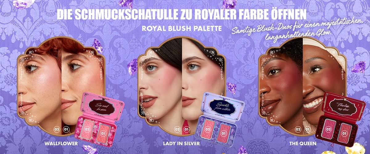 Ein lila Hintergrund mit der Aufschrift „Öffne die Schmuckschatulle zu royaler Farbe! Royal Blush Palette“ und „Sanfte Blush-Duos für einen majestätischen, langanhaltenden Glow“. Drei geöffnete Blush-Paletten mit den Namen „Wallflower“, „Lady in Silver“ und „The Queen“ sind abgebildet.