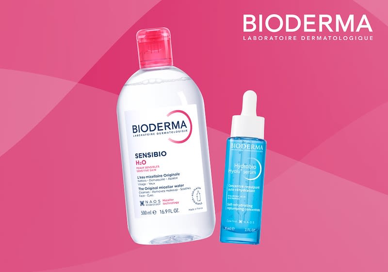 Eine transparente Flasche mit rotem Verschluss und der Aufschrift „BIODERMA Sensibio H2O“ neben einer blauen Flasche mit Pipette und der Aufschrift „BIODERMA Hydrabio Serum“ vor einem pinken Hintergrund mit dem Text „BIODERMA Laboratoire Dermatologique“ oben rechts