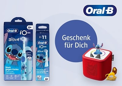 Zwei Oral-B iO Kids Zahnbürstenverpackungen mit Stitch-Motiv und der Aufschrift „Stark gegen Karies“ und „Enthält zwei Aufsteckbürsten“, daneben ein roter Toniebox-Lautsprecher mit einer Stitch-Figur oben drauf, darüber der Text „Geschenk für Dich“