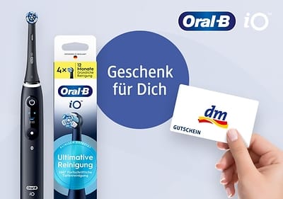 Eine schwarze elektrische Zahnbürste von Oral-B neben ihrer Verpackung mit der Aufschrift „Ultimative Reinigung“. Daneben ein Kreis mit dem Text „Geschenk für Dich“ und eine Hand hält einen dm-Gutschein