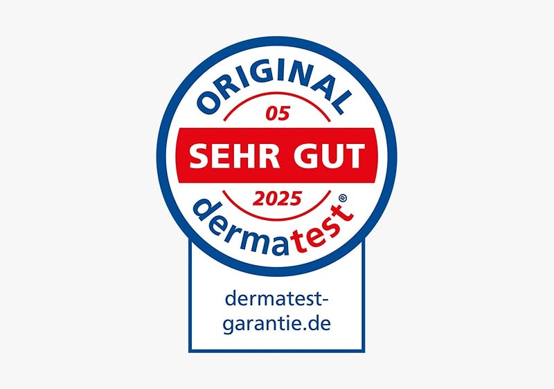 Ein rundes Siegel mit der Aufschrift „Original SEHR GUT 2025 dermatest®“ und der Website „dermatest-garantie.de“