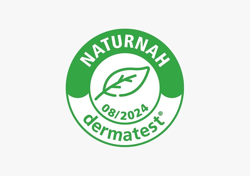Ein grünes Siegel mit der Aufschrift „NATURNAH“, einem Blatt-Symbol und „08/2024 dermatest®“