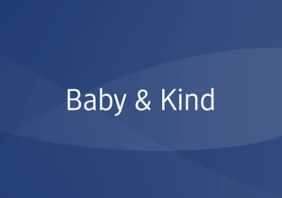 Der Text „Baby & Kind“ auf einem dunkelblauen Hintergrund mit helleren geschwungenen Linien