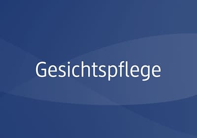 Der Text „Gesichtspflege“ steht in weißer Schrift auf einem blauen Hintergrund mit geschwungenen Linien