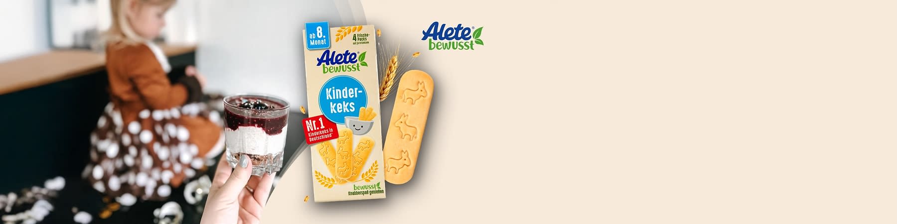 Eine Verpackung von Alete bewusst Kinder-Keks mit der Aufschrift „ab 8. Monat“ und „Nr. 1 Kinderkeks in Deutschland“, daneben ein Keks mit Tiermotiv, oben rechts das Alete bewusst Logo