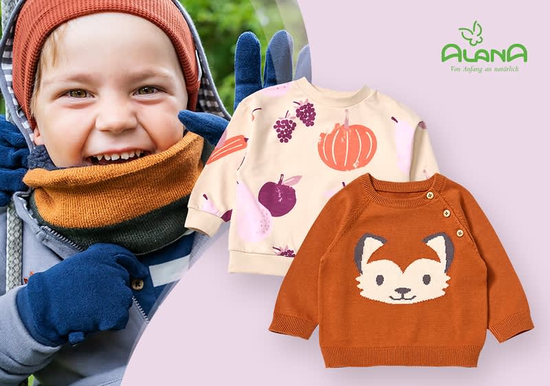 Ein beiger Kinderpullover mit bunten Herbstmotiven wie Kürbissen und Trauben, daneben drei Paar Socken in Braun, Beige und Lila mit Herbstmotiven, oben rechts das Logo von Alana