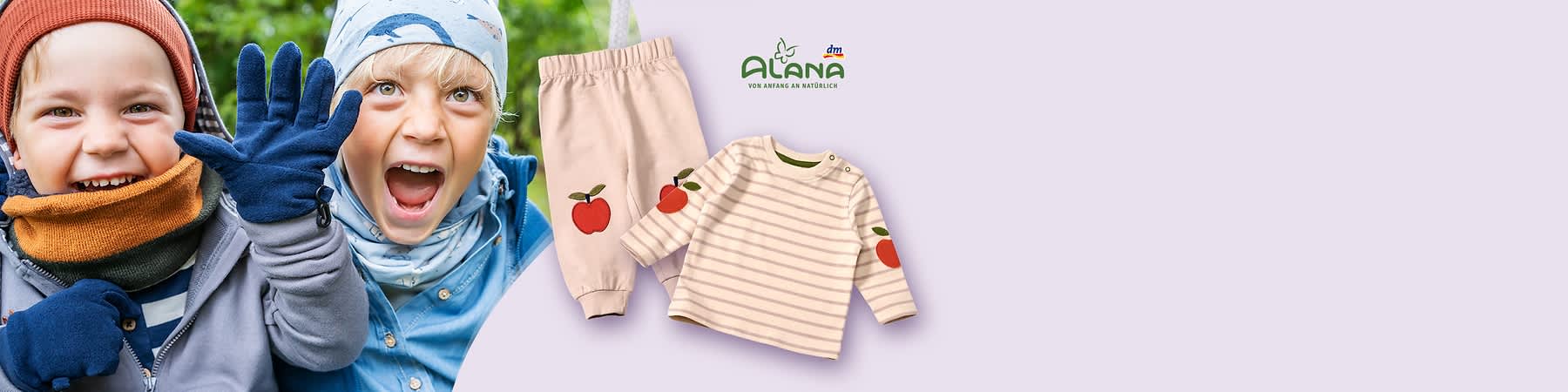 Lachendes Kleinkind mit Mütze, Schal und Handschuhen links, rechts zwei Babyklamotten in Hellrosa mit Apfel-Motiv: eine gestreifte Langarmshirt und eine Jogginghose, oben rechts grünes Logo „ANANA“ und kleiner Slogan