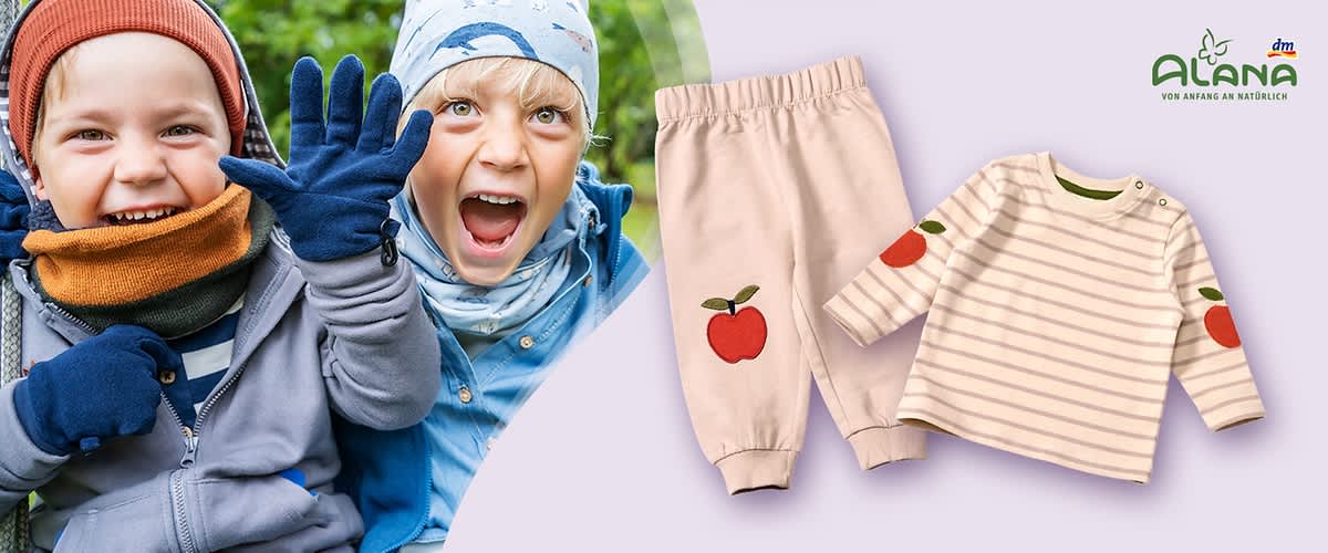 Lächelndes Kleinkind mit Mütze und Schal links, rechts beige Baby-Hose und gestreiftes Langarmshirt mit roten Apfel-Motiven und oben rechts Logo „Alana Von Anfang an natürlich“