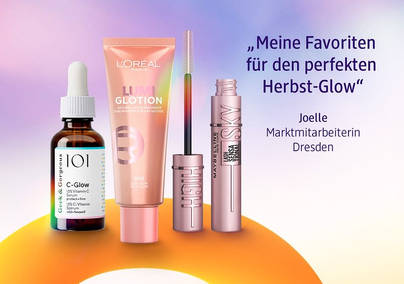 Vier Kosmetikprodukte vor einem lila-gelben Hintergrund, links ein Serum mit der Aufschrift „C-Glow“, daneben eine Tube „Lumi Glotion“ von L'Oréal, ein Mascara „High Sky“ und ein Lippenstift „Maybelline Sky“, rechts der Text „Meine Favoriten für den perfekten Herbst-Glow“ und „Joelle, Marktmitarbeiterin Dresden“