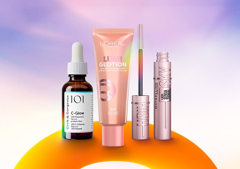 Vier Kosmetikprodukte vor einem farbigen Hintergrund: Eine braune Flasche mit weißem Tropfverschluss und der Aufschrift „101 C-Glow“, eine rosa Tube mit der Aufschrift „L'Oreal Lumi Glotion“, ein silberner Mascara-Stift mit der Aufschrift „Benefit“, und ein rosa Mascara mit der Aufschrift „Maybelline Sky High“