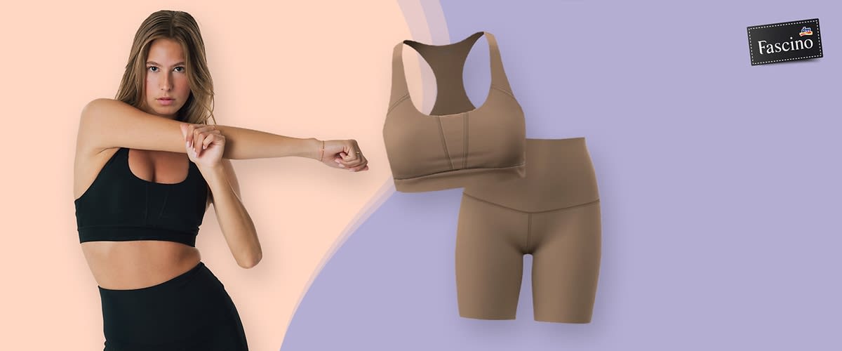 Eine Frau in schwarzer Sportbekleidung macht eine Dehnübung, daneben brauner Sport-BH, Shorts und Leggings, oben rechts das Logo von Fascino