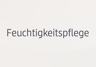 Der Text „Feuchtigkeitspflege“ in dunkelgrauer Schrift auf einem hellen Hintergrund
