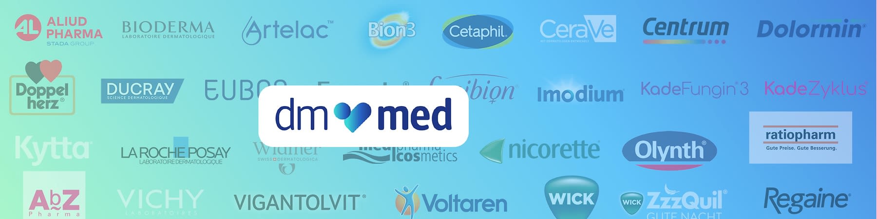 Logo mit weißem Rechteck und blauem Schriftzug dm med mit Herzsymbol als Punkt zwischen dm und med, im Hintergrund blau-grüner Verlauf mit mehrfach wiederholten Markennamen wie Eucerin, Cetaphil, Bioderma und ratiopharm