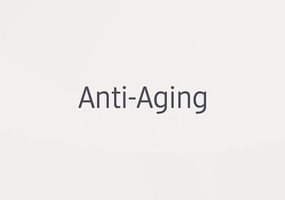 Der Text „Anti-Aging“ steht in dunkler Schrift auf einem hellen Hintergrund