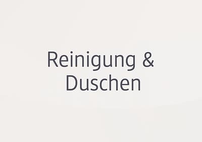 Der Text „Reinigung & Duschen“ ist in dunkler Schrift auf einem hellen Hintergrund zu sehen