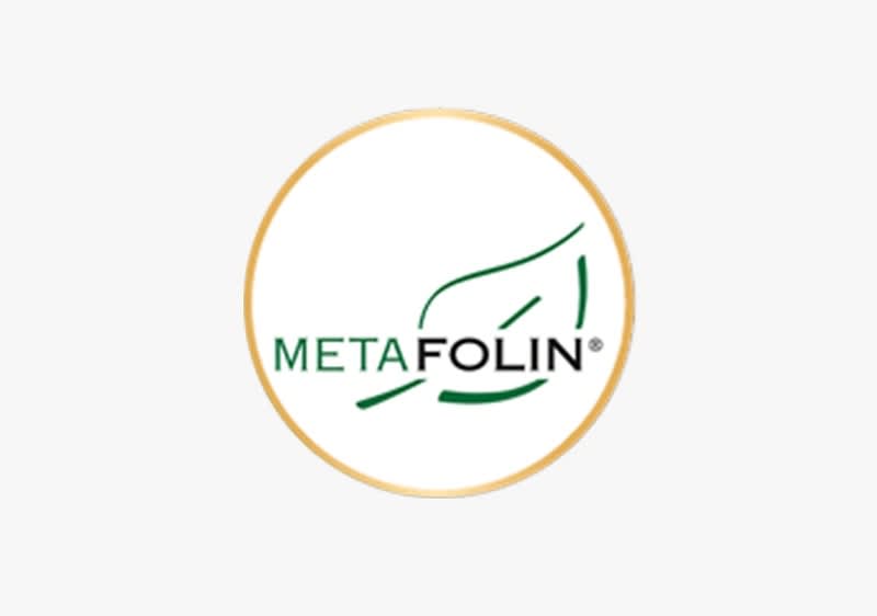 Das Logo von Metafolin mit grünem Schriftzug und stilisiertem Blatt in einem goldenen Kreis