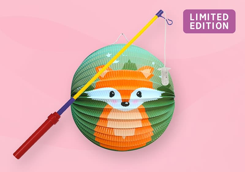 Ein grüner Lampion mit einem Fuchs-Motiv und einem roten Griff mit gelbem Stab, daneben ein lila Schild mit der Aufschrift „Limited Edition“