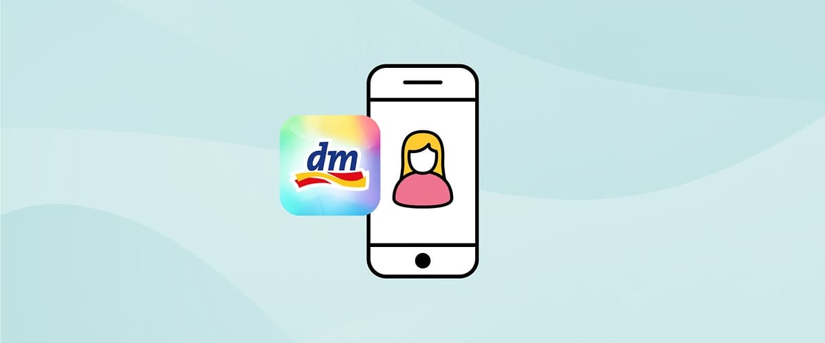 Das Logo von dm neben einer Smartphone-Grafik mit einer stilisierten Person im Display