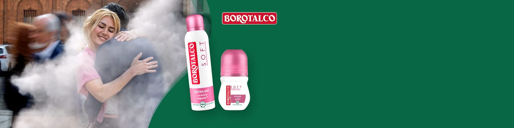 Zwei Borotalco-Deodorantprodukte vor grünem Hintergrund, links ein weißes Spray mit rotem Deckel und der Aufschrift „Borotalco Soft Extra Dry“, rechts ein weißer Roll-On mit rotem Deckel und der gleichen Aufschrift, oben rechts das Borotalco-Logo
