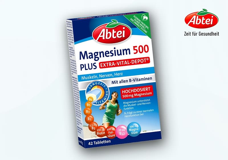 Produktverpackung der Marke Abtei mit der Aufschrift „Magnesium 500 Plus Extra-Vital-Depot“, „Muskeln, Nerven, Herz“, „Mit allen B-Vitaminen“, „Hochdosiert 500 mg Magnesium“, „42 Tabletten“ und „Zeit für Gesundheit“